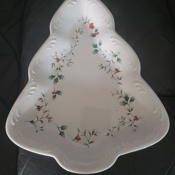 Pfaltzgraff- "Winterberry" tree dish. - Picture 2 of 3